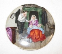 Auktion 369 / Los 8028 <br>rundes Porzellan-Medaillon, bemalt mit Stubenszene, &auml;lter, 2x bestossen, ca. D-7,5cm.