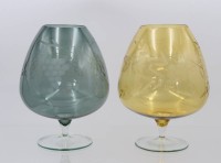 Auktion 369<br>2x grosse Cognacschwenker mit floralen Schliff, bunt, H-16,5 cm