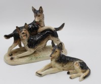 Auktion 339 / Los 9033 <br>Figurengruppe 2 junge Schäferhunde sowie liegender Schäferhund, polychr. Bemalungen, Gruppe am Ohr bestossen und Schwanz geklebt, ca. H-19cm B-25cm.