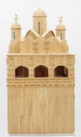 Auktion 339 / Los 15131 <br>Kirchen-Model, Holz, Eigenbau, Etikett: Susdal: Torkirche des Pokrowski-Klosters (1518), Turmspitzen 2x abgebrochen aber anbei, H-29cm B-15cm