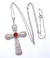 Auktion 340 / Los 1025 <br>Filigraner Kreuz Anhänger an Kette, beide Silber geprüft, Kette l. 66cm, zus. 7,5g. Kreuz 6,2x3,9cm