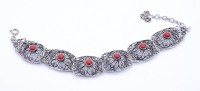 Auktion 340 / Los 1039 <br>Filigranes Silber Armband mit roten Steinen, Silber gepr., L. 19 -22cm, 14g.