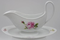 Los 8010 <br>Sauciere, Meissen, Schwertermarke, 1. Wahl, florale Bemalung, Henkel beschädigt, H-16cm L-26cm.