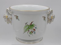 Los 8012 <br>Übertopf, gemarkt Herend, beidseitig Widderköpfe, florales Dekor, ca. H-16,5cm D-20cm.