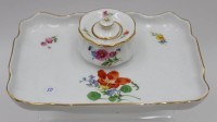 Los 8014 <br>Schreibtischablage mit Tintenfass, Meissen, Schwertermarke, florale Bemalung, Tintenfass 2 Schleiffstriche u. min. Chip, Ablage 1. Wahl, ca. H-5,8cm, 22 x 15,5cm.