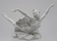 Los 8015 <br>Ballerine, Weißporzellan, ungemarkt, H-13,8cm L-23,5cm.