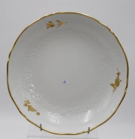 Los 8018 <br>gr. Schale, Meissen, Schwertermarke, florale Bemalung in Gold, 2 Schleifstriche, H-5,7cm D-26cm.