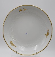 Auktion 340 / Los 8018 <br>gr. Schale, Meissen, Schwertermarke, florale Bemalung in Gold, 2 Schleifstriche, H-5,7cm D-26cm.