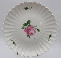 Auktion 340 / Los 8019 <br>Schale, Meissen, Schwertermarke, rote Rose, 2 Schleifstriche, H-4cm D-27,5cm.