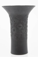 Auktion 340 / Los 8036 <br>Vase, Rosenthal studio-linie, Porcelaine Noire, florales Reliefdekor, H-16,8cm.