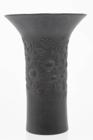 Los 8036 <br>Vase, Rosenthal studio-linie, Porcelaine Noire, florales Reliefdekor, H-16,8cm.