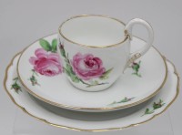 Auktion 340 / Los 8038 <br>3tlg. Kaffeegedeck, Meissen, Schwertermarke, Rote Rose, Tasse mit Schwanenhalshenkel, je 2 Schleifstriche, Gold berieben, Tasse H-7,6cm.