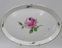 Los 8039 <br>ovales Tablett, Meissen, Schwertermarke, Rote Rose, Goldrand berieben, 2 Schleifstriche, 26,3 x 18cm.
