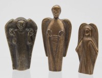 Auktion 340 / Los 15010 <br>3x div. Engel-Figuren, Bronze, wohl Taufbeigaben, ca. H-6,8cm.