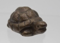 Auktion 340 / Los 15011 <br>kl. Bronze-Schildkröte, H-3cm L-6,5cm.