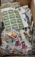 Los 6000 <br>Schuhkarton mit div. Briefmarken, teilw. postfrisch, einige abgelöst und gestempelt, Alle Welt