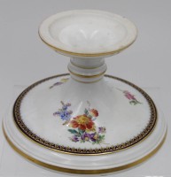 Los 8042 <br>Fuss eine Tafelaufsatzes, Meissen, Schwertermarke, 2 Schleifstriche, H-9,8cm.
