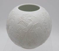 Los 8048 <br>Kugelvase, Kaiser, Reliefdekor, Weißporzellan, H-12,3cm.