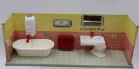 Los 12006 <br>Puppen-Badezimmer, Blech, wohl 60/70er Jahre, bespielte Erhaltung, H-12,5cm B-35cm T-10cm.