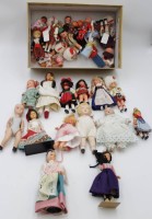 Los 12008 <br>Konvolut div. kl. Puppen, meist Trachtenpuppen, unterschiedl. Materialien und Manufakturen, Größte ca. H-18,5cm.
