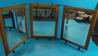 Auktion 340 / Los 15045 <br>Stand-Rasierspiegel, 3 Teile, Spiegel mit Facettenschliff, gut erhalten, auch zum Hängen, je 25x18 cm,  aufgeklappt ca. 60 cm
