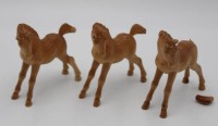 Los 15050 <br>3x Fohlen, Holzarbeit, 1x Schweiff ab, ca. H-10,8cm.