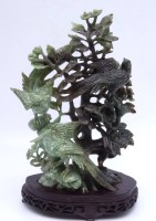 Auktion 340 / Los 15502 <br>Chinesische Schnitzerei aus GrünerJade . Vögel auf blühenden Baum mit Kranichen. Montiert auf einen auf Maß gefertigten Holzsockel aufwändig geschnitzt und ausgearbeitet Höhe mit Sockel 30cm B. 19cm