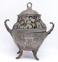 Auktion 340 / Los 15064 <br>Hohes Bowlengefäß , Zinn, mit grünem Glaseinsatz, Datiert 19.10.1910, H. 44cm, umlaufend beschriftet