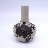 Auktion 340 / Los 15503 <br>Kleine Vase mit Ranken und Blätter umzogen, Krakeliert, unleserlich am Boden gemarkt