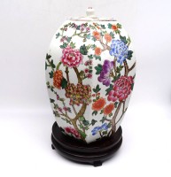Auktion 340 / Los 15510 <br>Große Antike schwere China Vase Sechseckig mit roter Bodenmarke Floral erhaben bemalt mit Deckel auf neuzeitlichen Holzsockel. H. 33cm ohne Sockel Ø 23cm