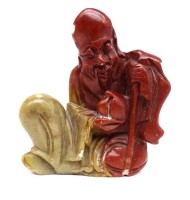 Auktion 340 / Los 15512 <br>kleine Asiatische Figur aus Speckstein mit Chinesischer Signatur am Boden 