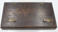 Los 16019 <br>Mittelstenscheid, Caspar Johann, Münzwaage im rechteckigen Holzkasten um 1810, Eisenwaage mit zwei runden Messing-Waagschalen. Mit 21 Gewichten(2 fehlen) u. zus. Kleinstgewichten, Rückseitig Label, Holzschnitt bez. u.a. Johann Caspar Mittelstenscheid in der Bergischen Hauptstadt Lennep 18