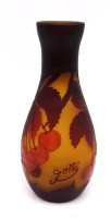 Auktion 340 / Los 10015 <br>Kleine Vase Signiert mit "Galle" verziert mit Kirschen und Blüten H.17cm Ø 8cm