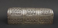 Los 11019 <br>Kleine schwere Truhe/Schmuckschatulle aus Echt-Silber verziert mit Totenköpfe Gewicht 389 g Punziert mit 800? 900 ? Geprüft ! B. 15,8 cm H. 6 cm T. 5,7 cm