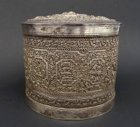 Los 11020 <br>Geprägte Beteldose aus Birma anfangs 20.Jhd. aus echtem Silber 334g ( geprüft ) anspruchsvoll verziert und gemeißelt mit Tiermotiven und Figuren H . 8,5 cm Ø 10,5 cm