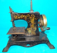 Los 12023 <br>Blech Kinmderenähmaschine, bunt lithografiert, REotkäppchen Motiv, Altersspuren, H-18 cm, L-20 cm