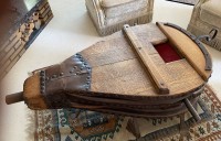 Auktion 357 / Los 14010 <br>grosser Blasebalg, umgebaut als Kamintischchen, ca. 120x80 cm, Leder gut gepflegt, Eiche, wohl mitte 19. Jhd.