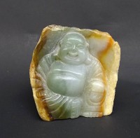 Auktion 340 / Los 15521 <br>Kleiner Happy Buddha aus Jade ummantelt von Stein H.6,2 cm B. 6 cm