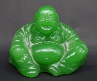 Auktion 340 / Los 15522 <br>Kleiner Grüner lachender Buddha aus Kunstmasse gepresst ? H.6,5 cm B. 9 cm