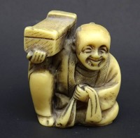 Auktion 340 / Los 15524 <br>kleine Netsuke aus Kunstmasse gefertigt H. 4 cm B. 3,5 cm