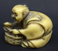 Auktion 340 / Los 15525 <br>kleine Netsuke aus Kunstmasse H. 3,8 cm B. 5,2 cm