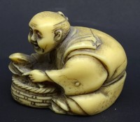 Los 15525 <br>kleine Netsuke aus Kunstmasse H. 3,8 cm B. 5,2 cm