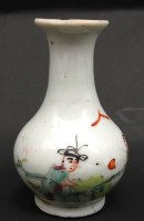 Auktion 340 / Los 15526 <br>kleine Vase aus Keramik bemalt min. bestoßen H. 8,3 cm B. 6 cm