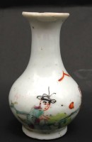 Los 15526 <br>kleine Vase aus Keramik bemalt min. bestoßen H. 8,3 cm B. 6 cm
