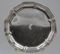 Auktion 340 / Los 11022 <br>kl. Teller, 800er Silber, mittig Vogelkopf-Relief, 116,3gr. , D-16cm.