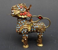 Los 15532 <br>Buddhistische Löwenstatuette aus Messing mit Korallen und Türkisfarbenen und weißen Perlen Verziert 