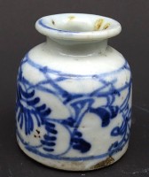 Auktion 340 / Los 15533 <br>kleine Vase/Tintenfass aus Porzellan Blau Weiß bemalt H. 5 cm Ø 4,5 cm