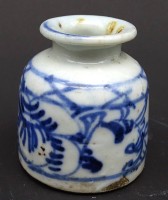 Los 15533 <br>kleine Vase/Tintenfass aus Porzellan Blau Weiß bemalt H. 5 cm Ø 4,5 cm