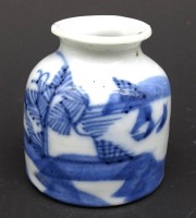 Auktion 340 / Los 15534 <br>kleine Vase/Tintenfass aus Porzellan Blau Weiß H . 4,8 cm Ø 4,5 cm