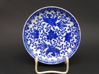 Auktion 340 / Los 15537 <br>kleiner Unterteller aus Porzellan blau weiß bemalt mit Ranken Blüten und Vögel Ø 11,5 cm